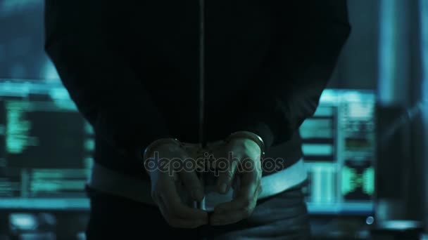 El hacker esposado está custodiado por soldados de las Fuerzas Especiales completamente armados. Están en el sótano del escondite de Hacker con múltiples exhibiciones operativas . — Vídeo de stock