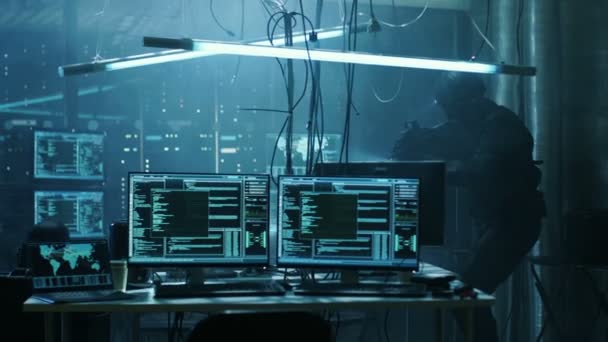 Spezialeinheiten bewaffneter Soldat durchsucht Hackers geheimes Versteck, er ist bereit zu schießen. er sucht den Ort ab und sieht mehrere funktionierende Displays, Kabel. — Stockvideo