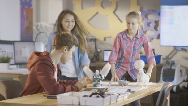 Rapaz inteligente mostra seu robô programado para seus colegas de classe . — Vídeo de Stock