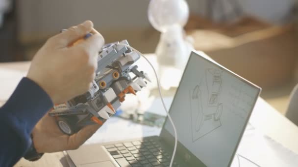 I dator vetenskap klass lärare undersöker programed Robot skissat och ingenjören av hans elev för skolprojekt. — Stockvideo
