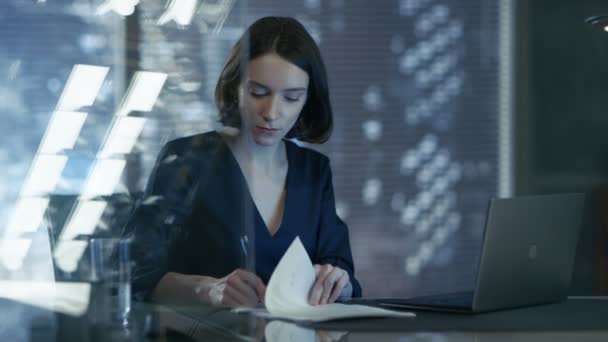 Hermosa mujer signos ejecutivos importantes documentos de negocios en su oficina privada. Detrás de ella hay una ventana con vista a la gran ciudad . — Vídeo de stock