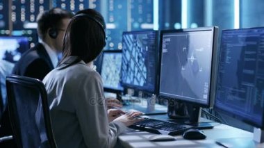 Hükümet ajansı sistemi gözetim Merkezi çalışanları izleme ceza Gps yardımı ile. Onlar oda olduğunu tam görüntüler çeşitli verilerle üzerlerine.