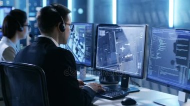 Hükümet ajansı sistemi gözetim Merkezi çalışanları izleme ceza Gps yardımı ile. Onların tam görüntüler çeşitli verilerle üzerlerine odam.