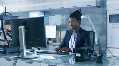 Bir bilgisayarda onun meslektaşları ile araştırma Merkezi'nde çalışan siyah kadın bilim adamı.