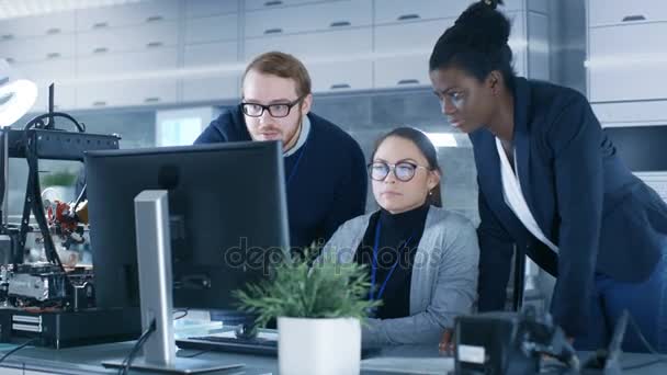 Divers Team van onderzoek ingenieurs werken in een high-Tech laboratorium op een Start-up High Profile. Team bestaat uit zwarte en blanke jonge vrouwen en blanke man. — Stockvideo