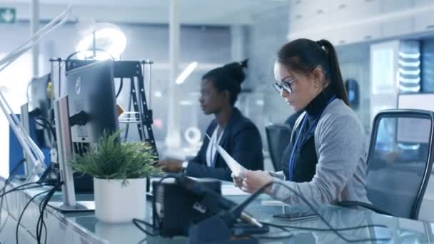 Grupo Diverso de Cientistas Fazendo Pesquisa em suas Estações de Trabalho em um Laboratório Moderno de Alta Tecnologia . — Vídeo de Stock