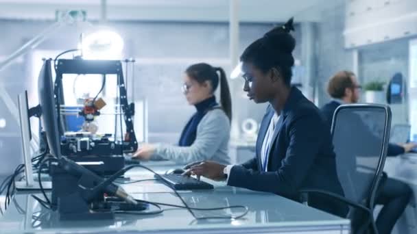 Black Female Scientist Working on a Computer with Her Colleagues at Research Center. Sus compañeros de trabajo son el hombre y la mujer caucásica. Laboratorio es moderno . — Vídeos de Stock