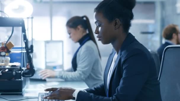 Fekete női tudós dolgozik egy számítógépen kollégái Research Center. Munkatársai a férfi és a női kaukázusi. Laboratóriumi úgy néz ki, Modern. — Stock videók