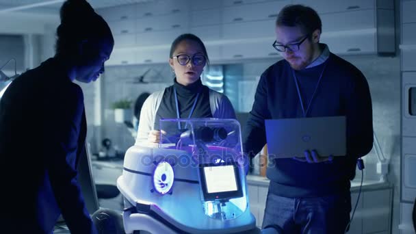 Équipe multiethnique de scientifiques de premier plan masculins et féminins travaillent sur la technologie robotique innovante. Ils travaillent dans un laboratoire / centre de recherche moderne . — Video