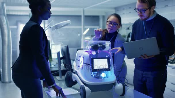 Equipo Multi Étnico de Científicos Líderes Masculinos y Femeninos trabajan en tecnología de robótica innovadora. Trabajan en un moderno laboratorio / centro de investigación . — Vídeo de stock