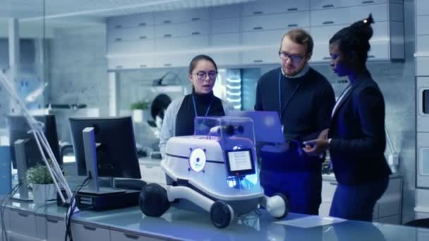 Több etnikai csoport férfi és női vezető tudósok munka, a technológia innovatív robotika. Dolgoznak egy Modern laboratórium / kutató központ. — Stock videók