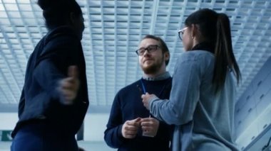 Genç ve parlak erkek ve kadın bilim adamları çok ırklı grup dostça tartışma gayri resmi bir atmosfere sahip. Onlar Modern bir laboratuvarda iş / Araştırma Merkezi.