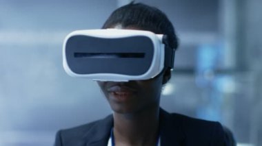 Genç siyah kadın sanal gerçeklik mühendisi / geliştirici Vr kulaklık giyen içerik oluşturur. Modern bir laboratuarda yalnız mı / Araştırma Merkezi.