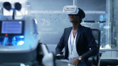 Genç siyah kadın sanal gerçeklik mühendisi / geliştirici Vr kulaklık giyen içerik oluşturur. Modern bir laboratuarda yalnız mı / Araştırma Merkezi.