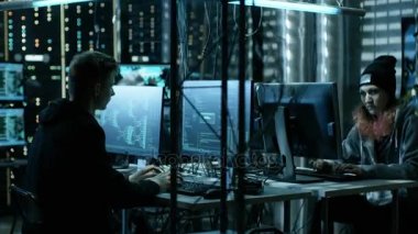 Siber Güvenlik sunucularından yeraltı saklandıkları saldıran genç hacker grubu. Yer karanlık, Neon sesi, birden çok görünüm, kabloları her yerde vardır.