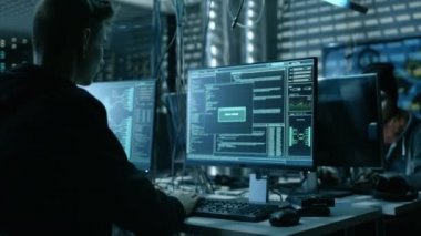 Genç Hacker kurumsal veri sunucularından yeraltı saklandığı böler. Her yerde karanlık atmosfer, birden çok ekran, kablolar yer vardır.