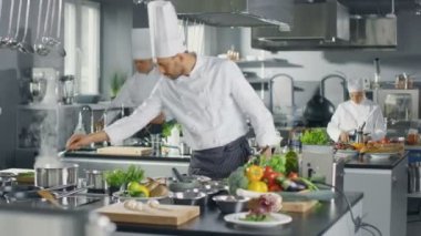 Ünlü şef ve büyük bir restoran mutfağında çalışan personeli. Yer temiz Modern tasarıma sahiptir.