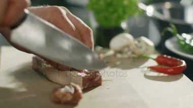 Bir kesme tahtası üzerinde profesyonel Chef kesim et.