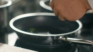Yakın çekim, et sıcak bir tava koyarak bir profesyonel şef.