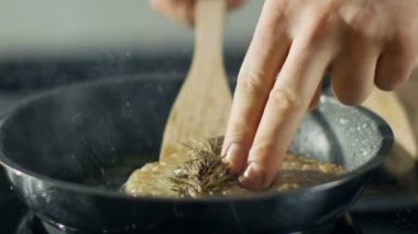 Parça et bir tavada kızartma üzerinde profesyonel şef döner.