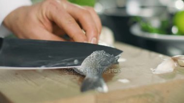 Ustaca balık ünlü bir restoran bir mutfak üzerinde kesme bir şef Close-Up.