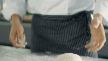 Ünlü Restoran şefi Baker hamur içinde Modern görünümlü mutfak Kneads.