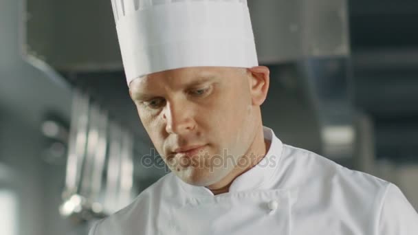 Primo piano di un famoso chef concentrato sulla cottura del piatto perfetto . — Video Stock