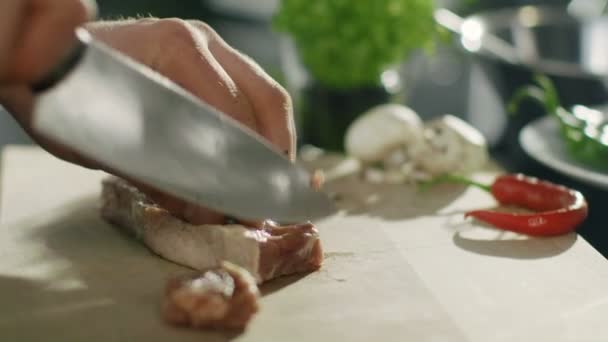 Профессиональный повар режет мясо на доске для резки . — стоковое видео
