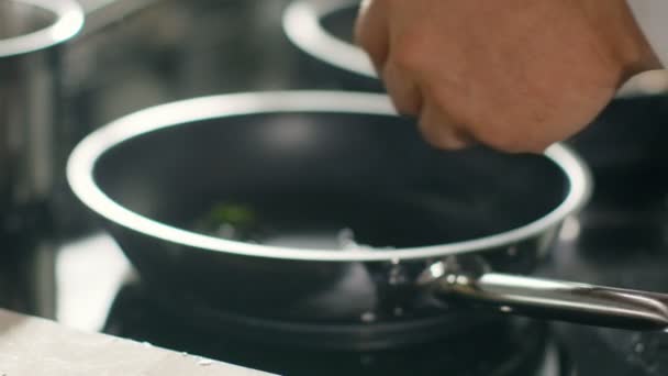 Close-up van een professionele Chef vlees zetten een hete Pan. — Stockvideo