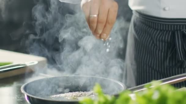 Beroemde Restaurant Chef seizoenen vis frituren op een Pan. — Stockvideo