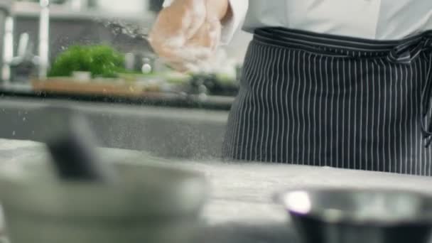 Baker berömda köksmästare knådar degen i ett modernt letar kök. — Stockvideo