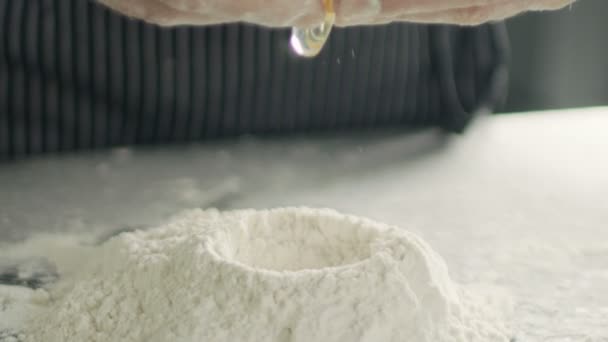 Primo piano di Egg Breaking into Flour . — Video Stock