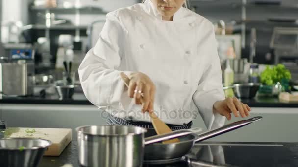 Jonge vrouwelijke chef-kok in een Restaurant bereidt ingewikkelde gerechten. Keuken ziet er Modern. — Stockvideo