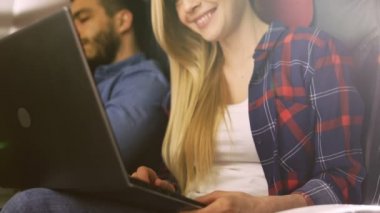 Yönetim Kurulu, ticari uçak güzel genç sarışın inşaat üstünde Her Hispanik erkek komşu uyur iken bir laptop.