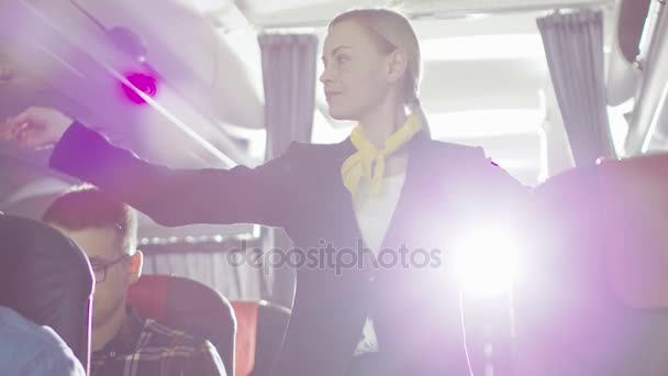 Em um avião bela aeromoça / comissário de bordo mostra instruções de medidas de segurança e rotina de saída de emergência . — Vídeo de Stock