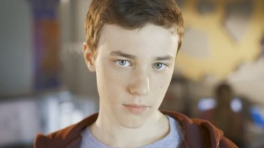 Akıllı çocuk görünüyor ve kameraya gülümsüyor. Arka plan bilgisayar bilim Okulu sınıfta.