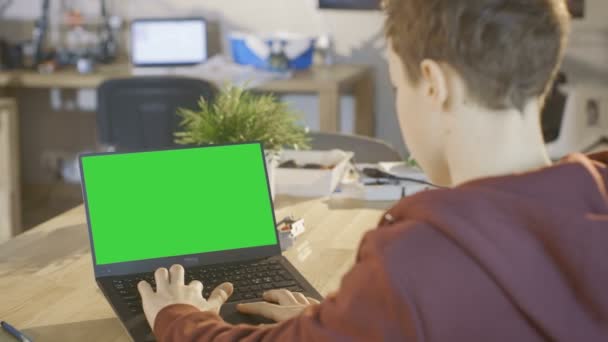 Smart Boy utiliza el ordenador portátil con pantalla verde simulada en su clase de ciencias de la computación . — Vídeos de Stock