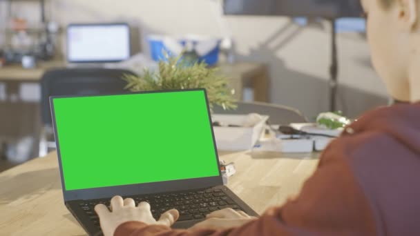 Rapaz Inteligente Usa Laptop com Tela Verde Mock-up em Sua Classe de Ciência da Computação . — Vídeo de Stock