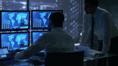 Gece geç saatlerde ofis bina güvenlik servis adamları var tartışma dikkatle gözlemleyerek monitörlerle konumu hassas bilgi gösterildiği onlara süre. 