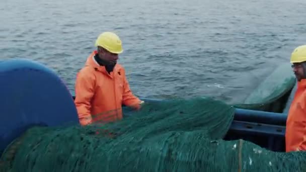 Team von Fischern wickelt beim kommerziellen Fischfang das Schleppnetz ab — Stockvideo