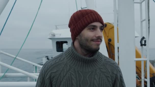 Retrato de Casualy vestido sonriente pescador en barco de pesca comercial . — Vídeos de Stock