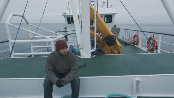 Pescador solitario sentado en el banco del buque comercial . — Vídeos de Stock