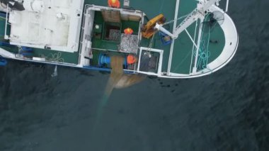 Deniz sürütme Net ile ticari gemi balıkçılık üzerinde uçan.