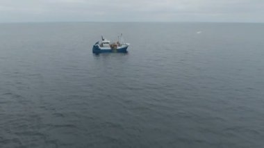 Deniz sürütme Net ile ticari gemi balıkçılık doğru uçan.