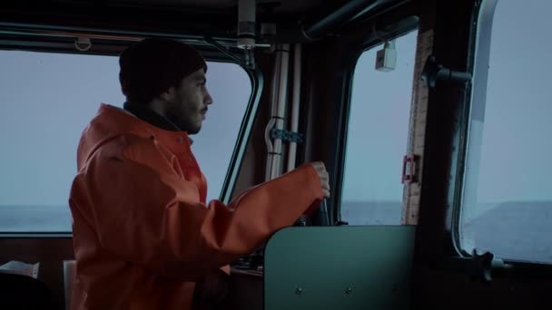 Kapten piloter kommersiellt fiske fartyg. — Stockvideo