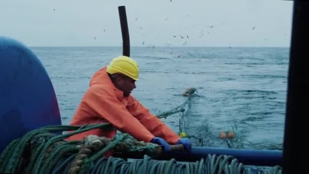 Besättning på fiskare Arbeta på kommersiella fiskefartyg som drar Trålnät — Stockvideo