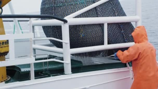 Pescador abre red de arrastre con Caugth Fish a bordo de barco de pesca comercial — Vídeos de Stock