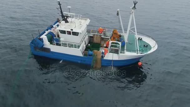 Foto aérea de una nave comercial de pesca con red de arrastre en el mar. — Vídeos de Stock