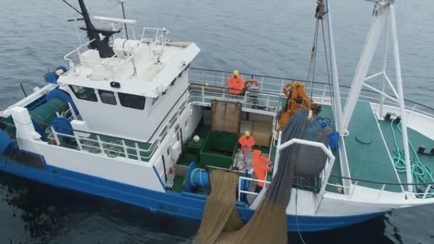 Foto aérea de una nave comercial de pesca con red de arrastre en el mar. — Vídeos de Stock