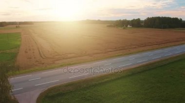 Aşağıdaki ve hava bir kadeh bir kamyon karayolu üzerinde sürme. Güzel alan Peyzaj ve batan güneşin görülür.